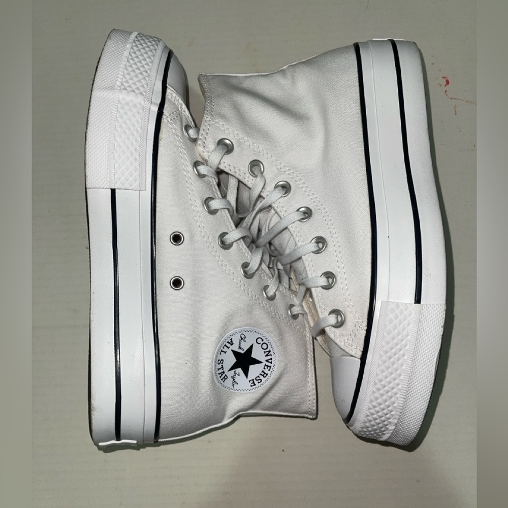 Woman’s platform Converse size 8